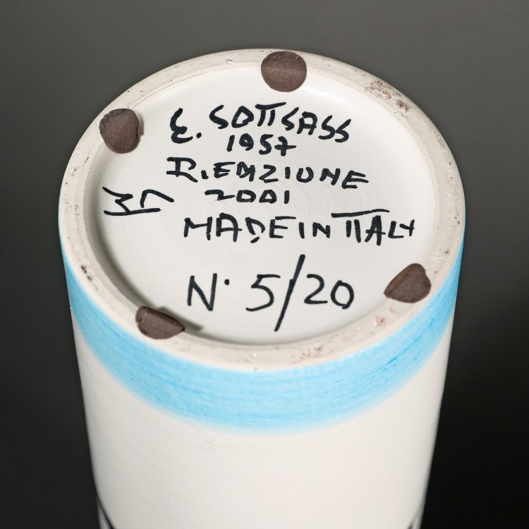 Bild 4 zu Objekt, <<mit blauem streifen> >Limited, cylindrical vase from the Rocchetti series, Ettore Sottsass, Bitossi, K-14 610