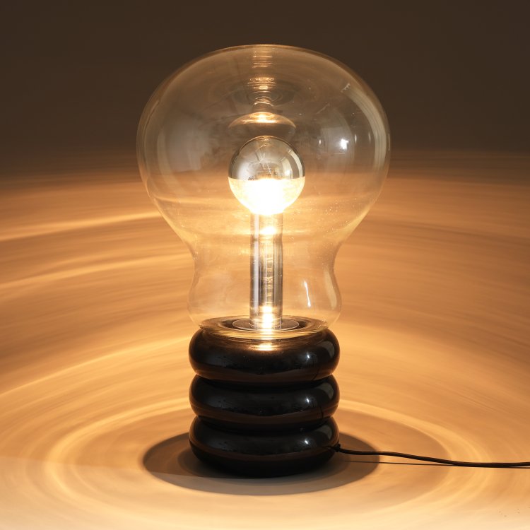 Bild 2 zu Objekt, Gro&szlig;e Boden- Tischeuchte Modell Giant Bulb, Ingo Maurer, Design M, K-14 407