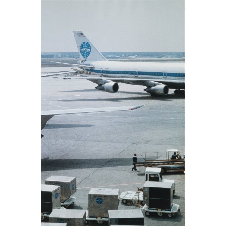 Bild 2 zu Objekt, Triptychon 'Airport', 1987, Peter Fischli,David Weiss, K-14 330