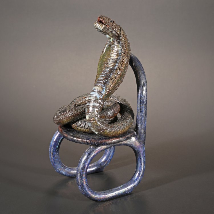 Hauptbild zu Objekt, Schlange auf Schaukelstuhl, Beate Kuhn, K-14 194