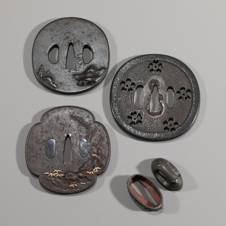 Hauptbild zu Objekt, Konvolut von drei Tsubas und einem fuchi-kashira, K-14 8