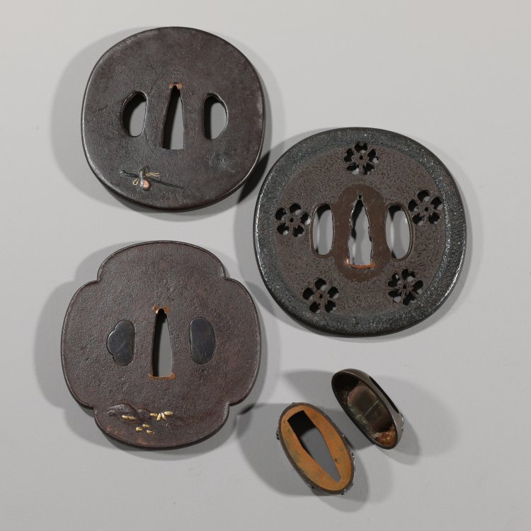 Bild 2 zu Objekt, Konvolut von drei Tsubas und einem fuchi-kashira, K-14 8