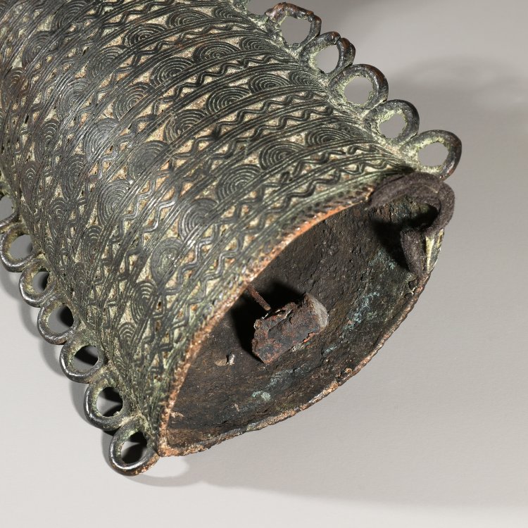 Bild 4 zu Objekt, Glocke mit Schwein, Westafrika, K-14 13