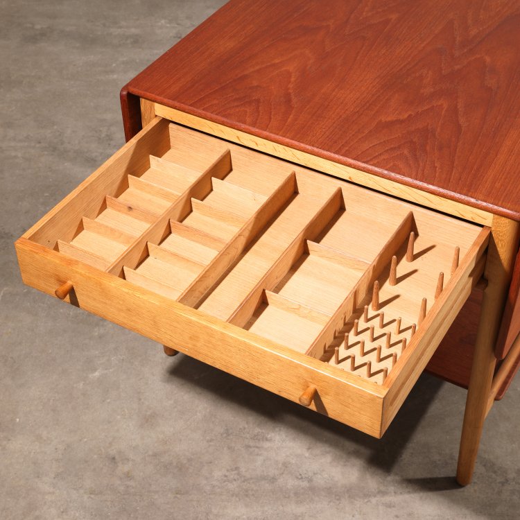 Bild 1 zu Objekt, N&auml;htisch Modell AT 33, Hans J. Wegner, Andreas Tuck, K-14 510