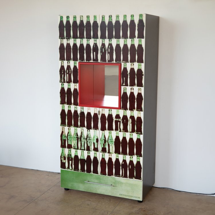 Hauptbild zu Objekt, Barschrank mit dem Motiv 210 Coca-Cola Bottles von 1962, Andy Warhol (nach), hb Collection, K-15 600
