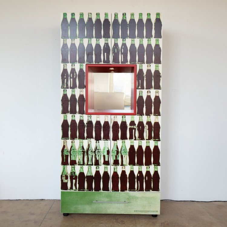 Bild 1 zu Objekt, Barschrank mit dem Motiv 210 Coca-Cola Bottles von 1962, Andy Warhol (nach), hb Collection, K-15 600