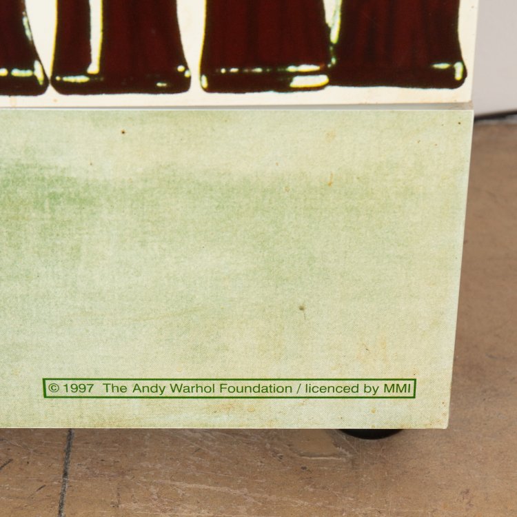 Bild 2 zu Objekt, Barschrank mit dem Motiv 210 Coca-Cola Bottles von 1962, Andy Warhol (nach), hb Collection, K-15 600