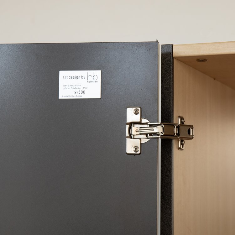 Bild 3 zu Objekt, Barschrank mit dem Motiv 210 Coca-Cola Bottles von 1962, Andy Warhol (nach), hb Collection, K-15 600