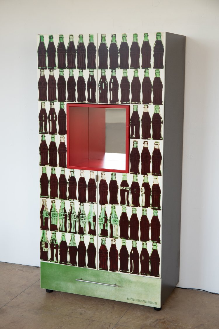 Bild 6 zu Objekt, Barschrank mit dem Motiv 210 Coca-Cola Bottles von 1962, Andy Warhol (nach), hb Collection, K-15 600