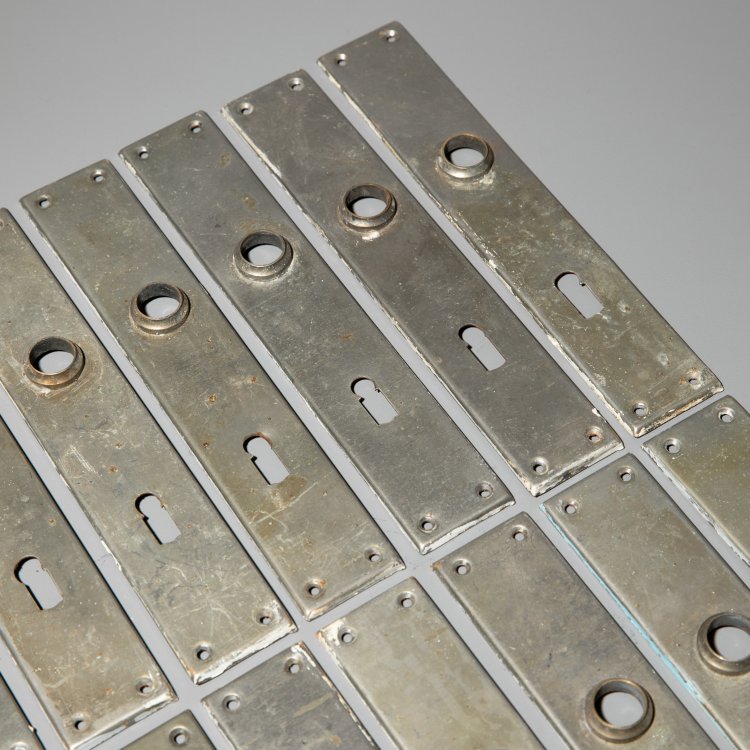 Bild 2 zu Objekt, 7 pairs of door handle sets with long plate, Walter Gropius, K-15 391