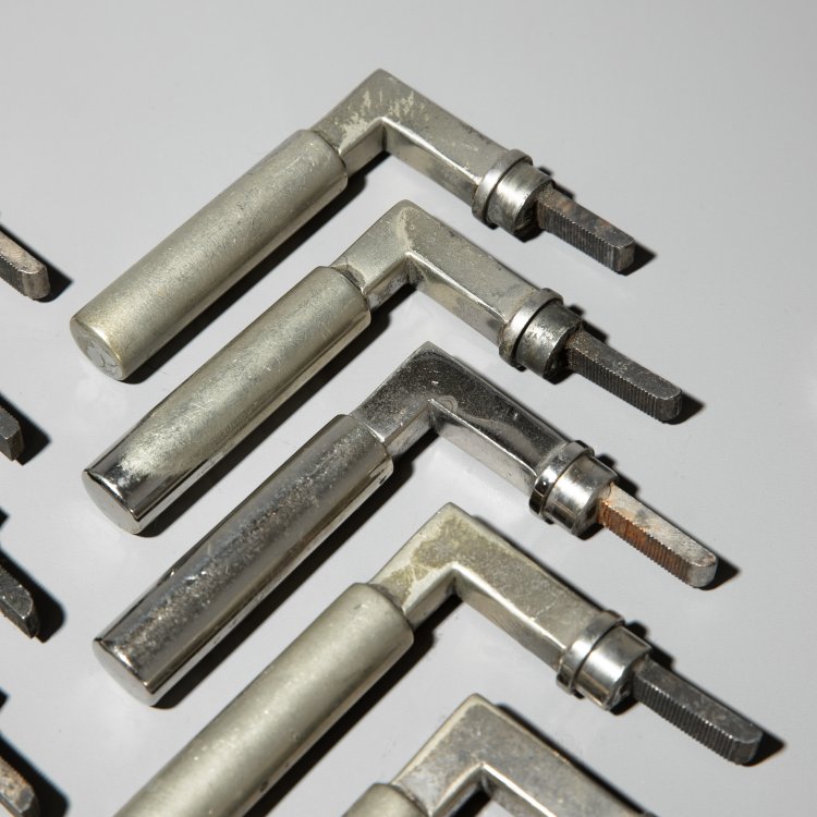 Bild 1 zu Objekt, 7 pairs of door handles with round plate, Walter Gropius, K-15 390