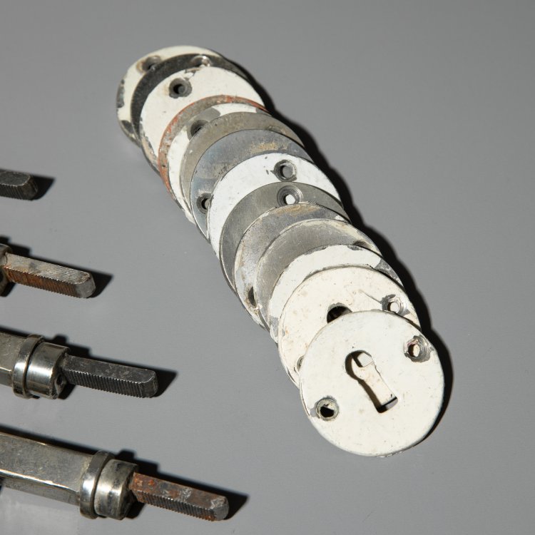 Bild 2 zu Objekt, 7 pairs of door handles with round plate, Walter Gropius, K-15 390