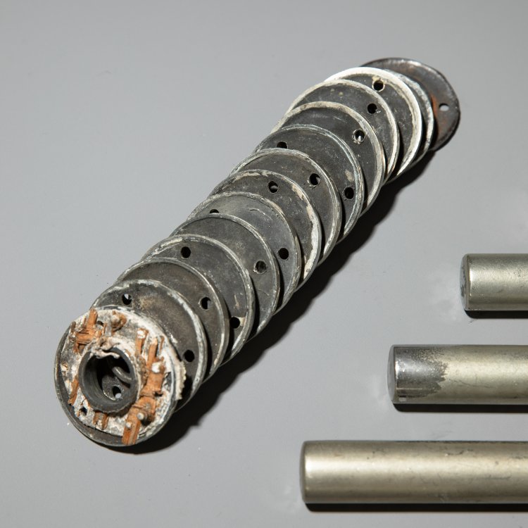 Bild 3 zu Objekt, 7 pairs of door handles with round plate, Walter Gropius, K-15 390