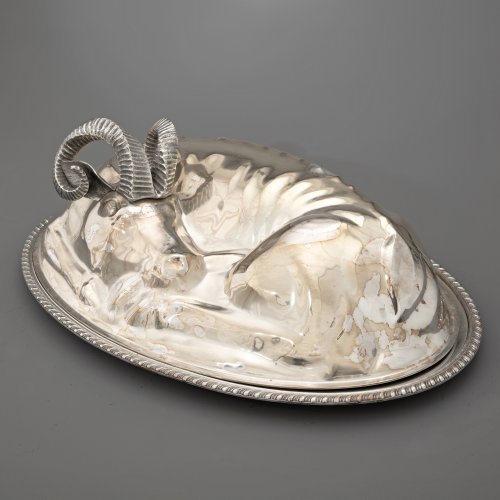 Large serving platter with lid