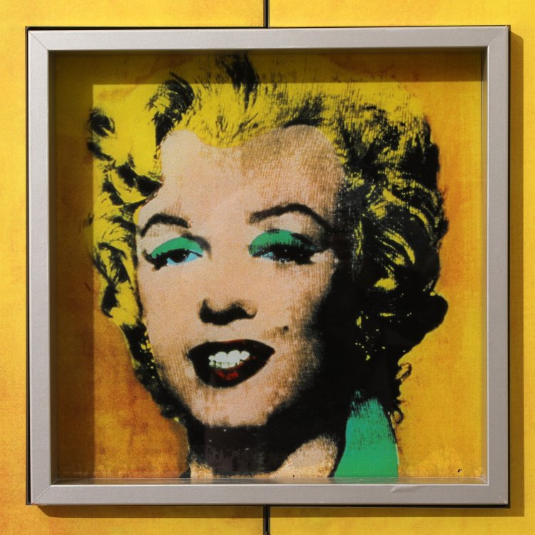 Bild 2 zu Objekt, Limitierter Barschrank mit dem Motiv Gold Marilyn Monroe von 1962, Andy Warhol (nach), hb Collection, K-15 602