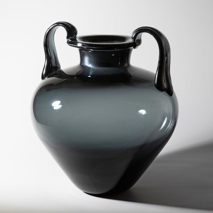 Bild 1 zu Objekt, Seltene, gro&szlig;e Bodenvase Modell Berlin, Wilhelm Wagenfeld, VLG AG, Wei&szlig;wasser, K-15 423