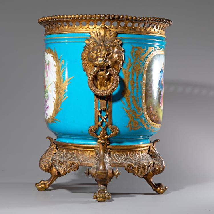 Bild 2 zu Objekt, Large cachepot in the Louis XV style, 19th century, Frankreich, K-16A 71