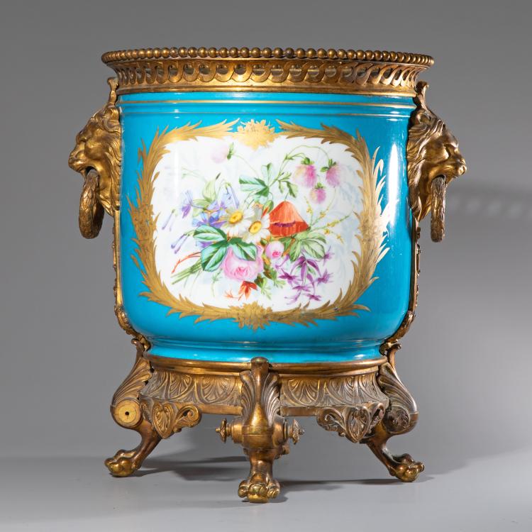 Bild 3 zu Objekt, Large cachepot in the Louis XV style, 19th century, Frankreich, K-16A 71