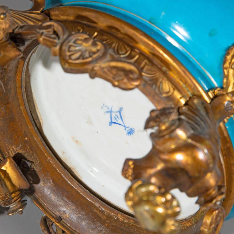 Bild 4 zu Objekt, Large cachepot in the Louis XV style, 19th century, Frankreich, K-16A 71