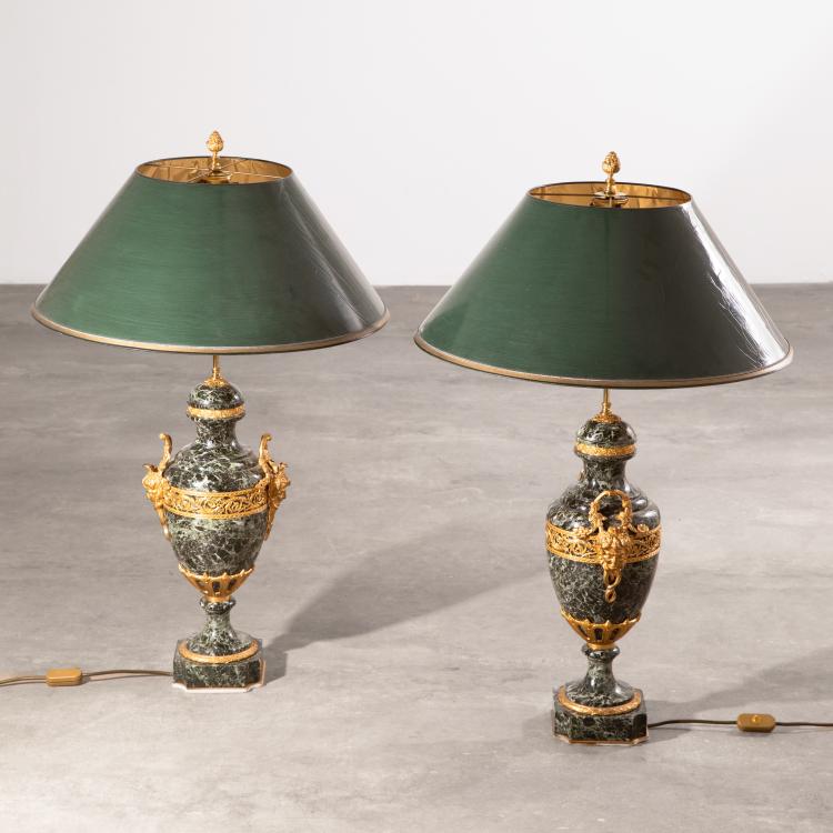 Hauptbild zu Objekt, Pair of Louis XVI style urns, 19th century, Frankreich, K-16A 55