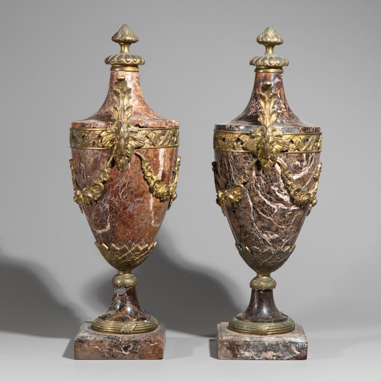 Bild 2 zu Objekt, Pair of Louis XVI style urns, Frankreich, K-16A 56