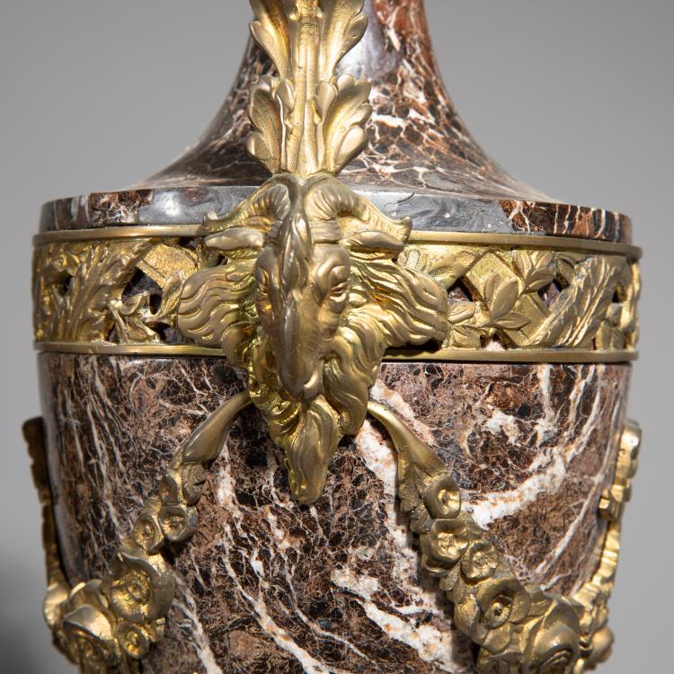 Bild 3 zu Objekt, Pair of Louis XVI style urns, Frankreich, K-16A 56