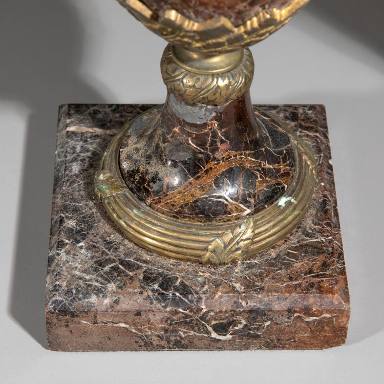 Bild 4 zu Objekt, Pair of Louis XVI style urns, Frankreich, K-16A 56