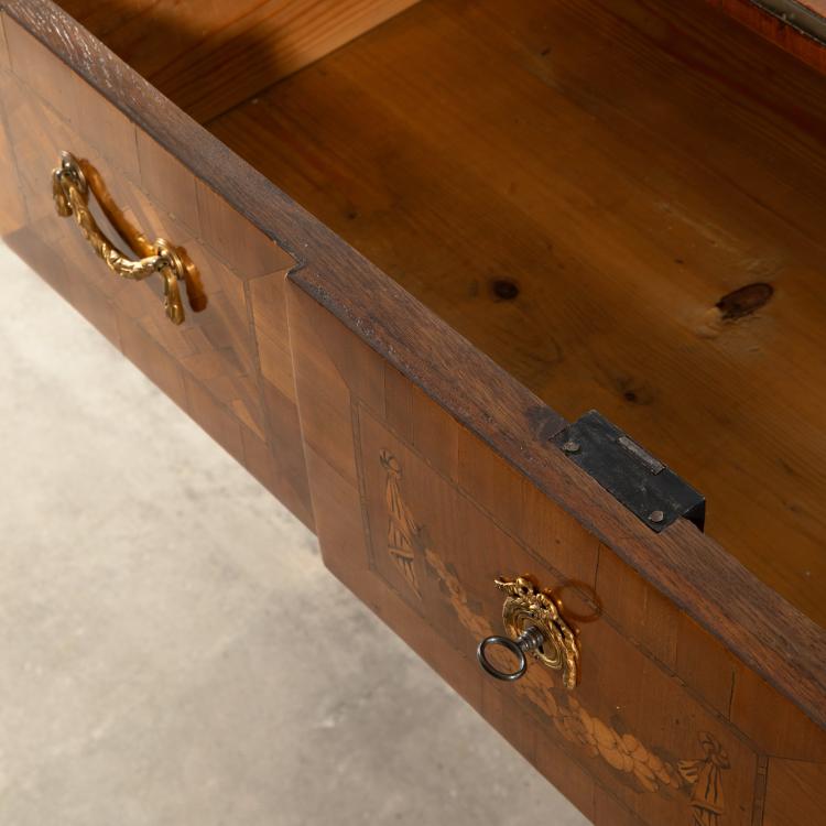 Bild 3 zu Objekt, Klassizistische Kommode, K-16A 32