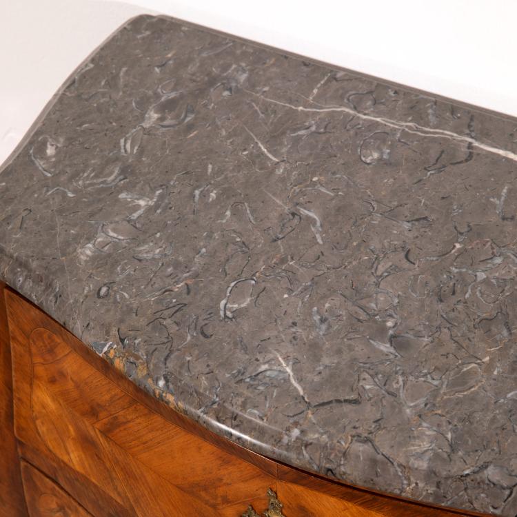 Bild 2 zu Objekt, Kleine Kommode Louis XV., K-16A 36