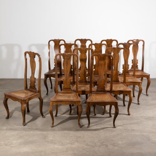 Satz von zwölf Speisezimmerstühlen