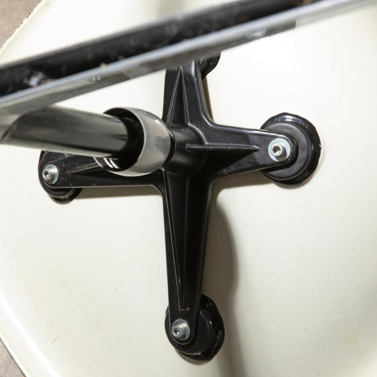 Bild 3 zu Objekt, Fiberglass chair model PSC, Charles & Ray Eames, Vitra, K-16O 24