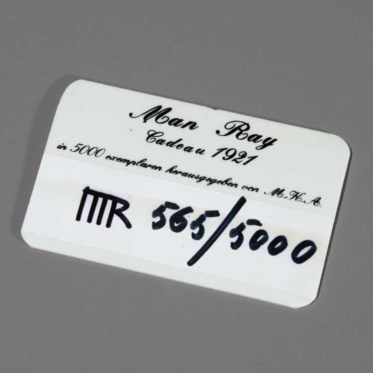 Bild 5 zu Objekt, 'Cadeau', 1921/1974, Man Ray, K-16B 334