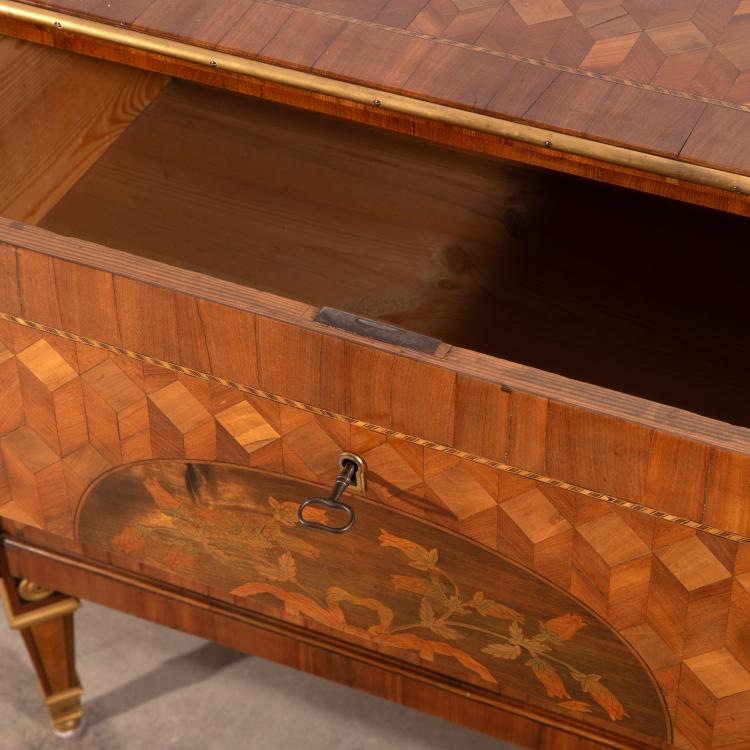 Bild 4 zu Objekt, Klassizistische Kommode, K-16A 23