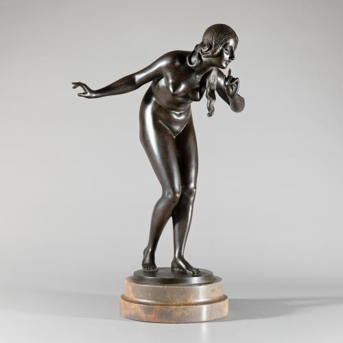 Bronzefigur eines leicht gebeugten Frauenaktes, um 1900