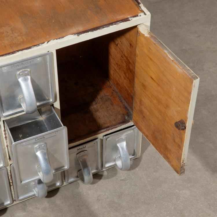 Bild 2 zu Objekt, Sch&uuml;ttenschrank einer Frankfurter K&uuml;che, Margarete Sch&uuml;tte-Lihotzky, Haarer Hanau a. M., K-16B 539