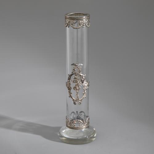Glasvase mit Silbermontierung