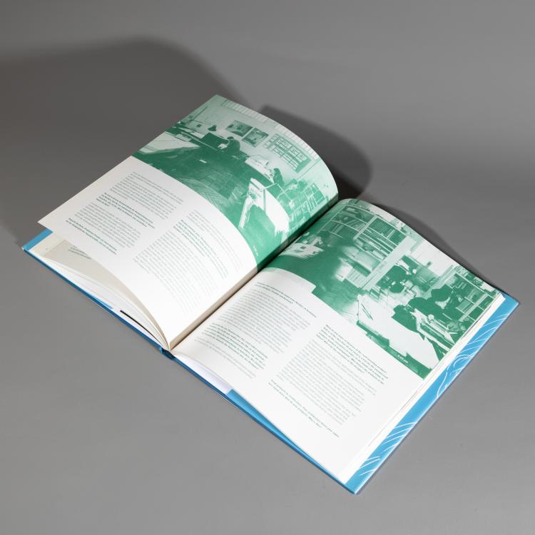 Bild 5 zu Objekt, Original Zeichnung der Leuchte Sinvola mit Signatur in dem Buch 'Designermonographien Michele de Lucchi', Michele De Lucchi, K-16B 788