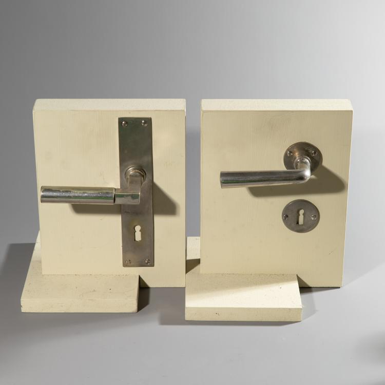 Bild 1 zu Objekt, 4 T&uuml;rdr&uuml;cker Sets, Fensterriegel, T&uuml;rdr&uuml;ckerstange, Walter Gropius,Ferdinand Kramer,Adolf Meyer, K-16B 536