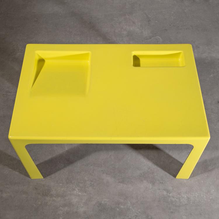 Bild 1 zu Objekt, Fiberglas Schreibtisch und Bank f&uuml;r Kinder, K-16O 52