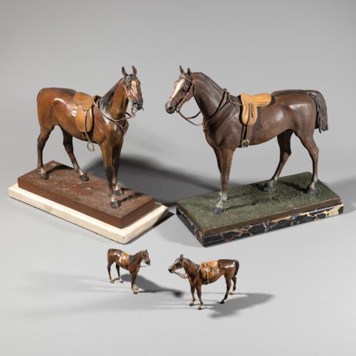Konvolut: 2 große und 2 kleine gesattelte Pferde, 1900-1911