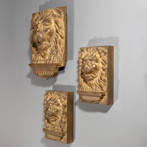Satz von 3 Bronzereliefs 'Löwenköpfe', 19. Jh.