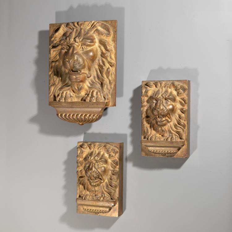Bild 1 zu Objekt, Satz von 3 Bronzereliefs 'L&ouml;wenk&ouml;pfe', 19. Jh., Italien/Italy, K-17 29