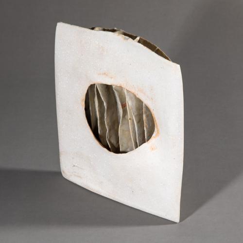 Flache Vase mit Rippen