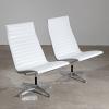 Zwei Aluminium Group Lounge Chairs Modell EA 116