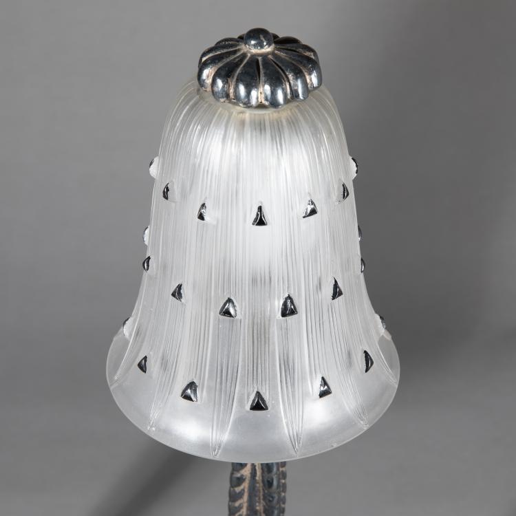 Bild 2 zu Objekt, Zwei Tischleuchten mit Schirm 'Bellis' von Ren&eacute; Lalique, um 1926, Ren&eacute; Lalique, Frankreich; Lalique, Wingen-sur-Moder, K-17 64