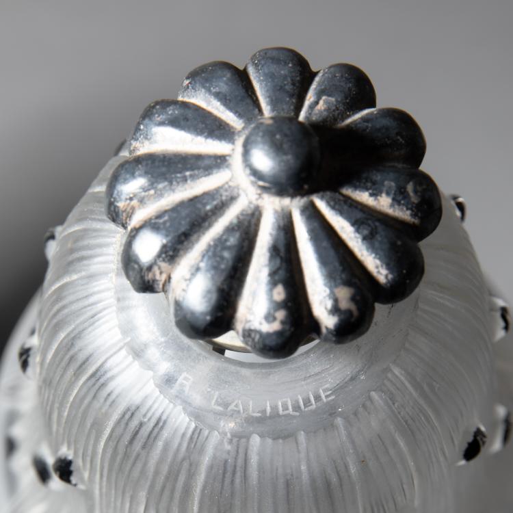 Bild 3 zu Objekt, Zwei Tischleuchten mit Schirm 'Bellis' von Ren&eacute; Lalique, um 1926, Ren&eacute; Lalique, Frankreich; Lalique, Wingen-sur-Moder, K-17 64