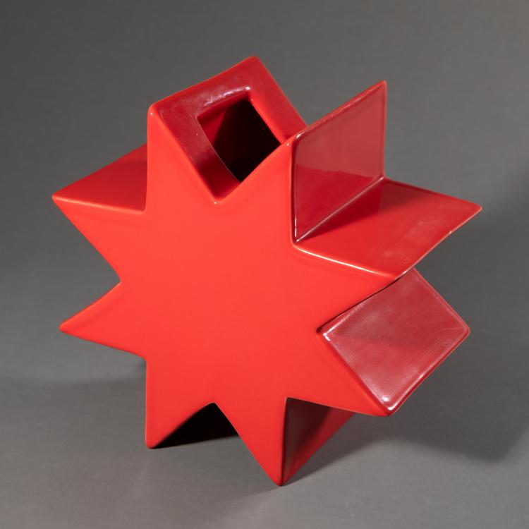 Hauptbild zu Objekt, Vase Modell HSING in Rot, Ettore Sottsass, Anthologie Quartett, Bad Essen, K-17 555