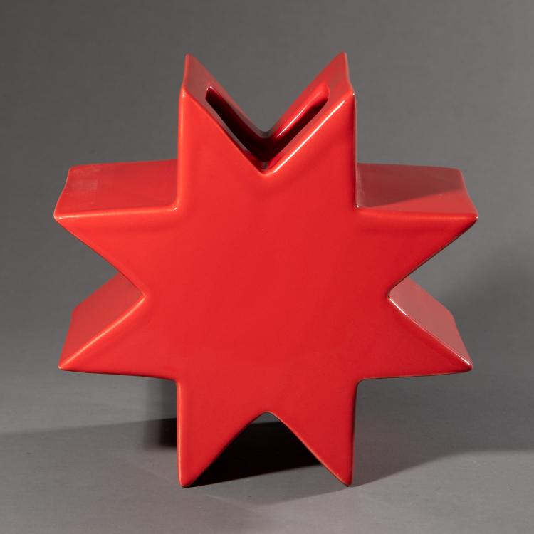 Bild 1 zu Objekt, Vase Modell HSING in Rot, Ettore Sottsass, Anthologie Quartett, Bad Essen, K-17 555