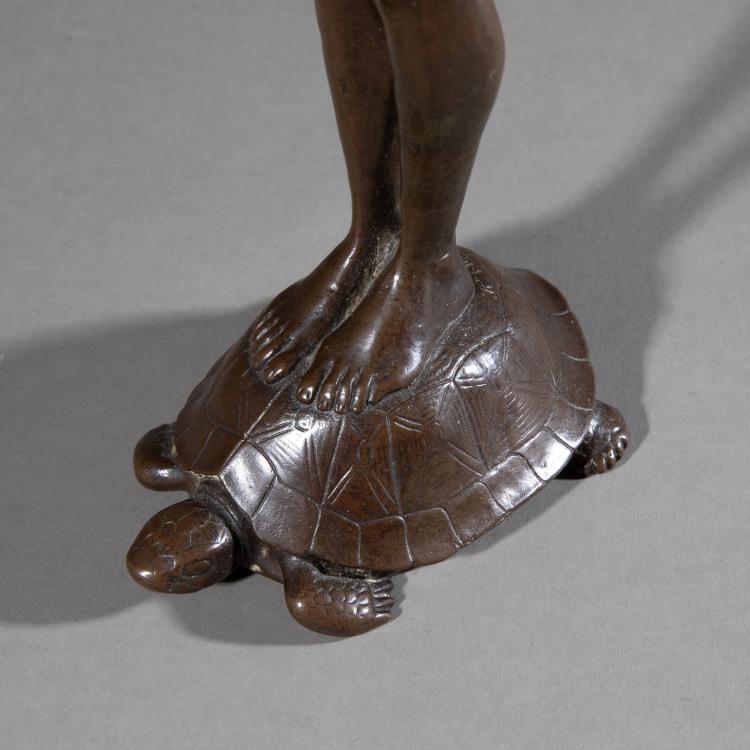 Bild 4 zu Objekt, Bronzefigur 'J&uuml;ngling auf Schildkr&ouml;te', K-17 221