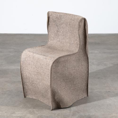 Stuhl mit Filzhusse + Ausstellungskatalog